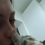 Oliver junto a su cuidadora, en un fotograma compartido con la reseña.